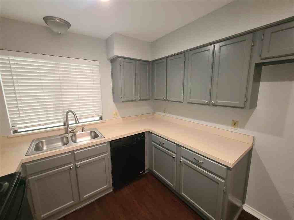 2442 Hallmark St - Photo 6 of 40