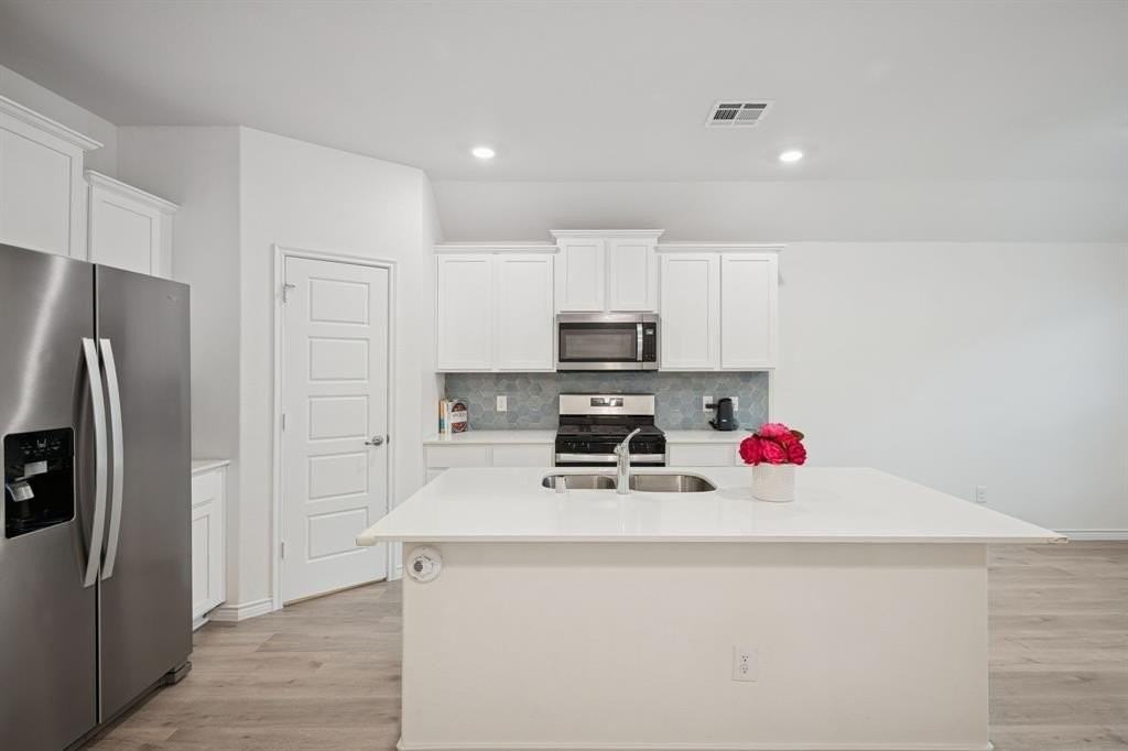 907 Marigold St - Photo 4 of 26