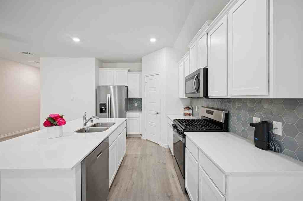 907 Marigold St - Photo 5 of 26