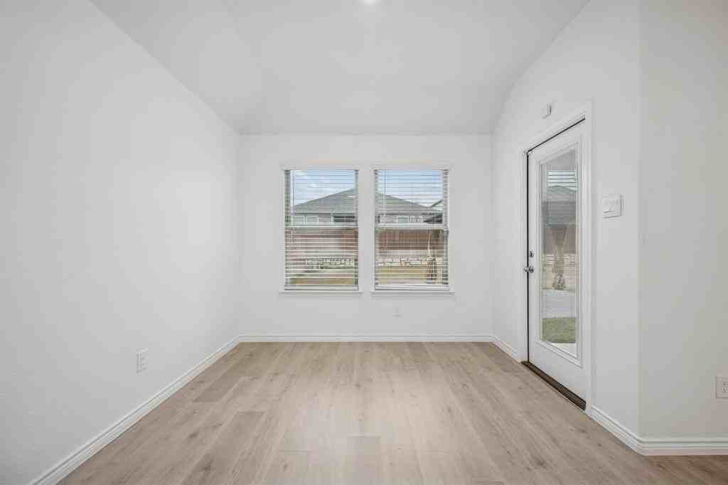 907 Marigold St - Photo 7 of 26