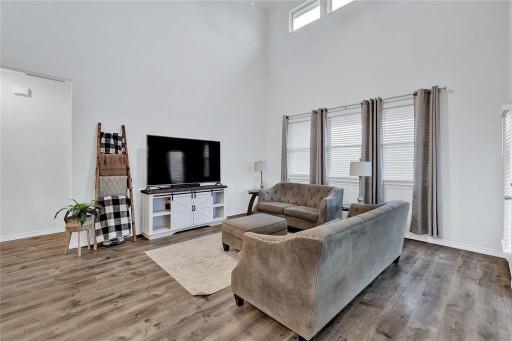 717 Rawhide Way - Photo 4 of 33