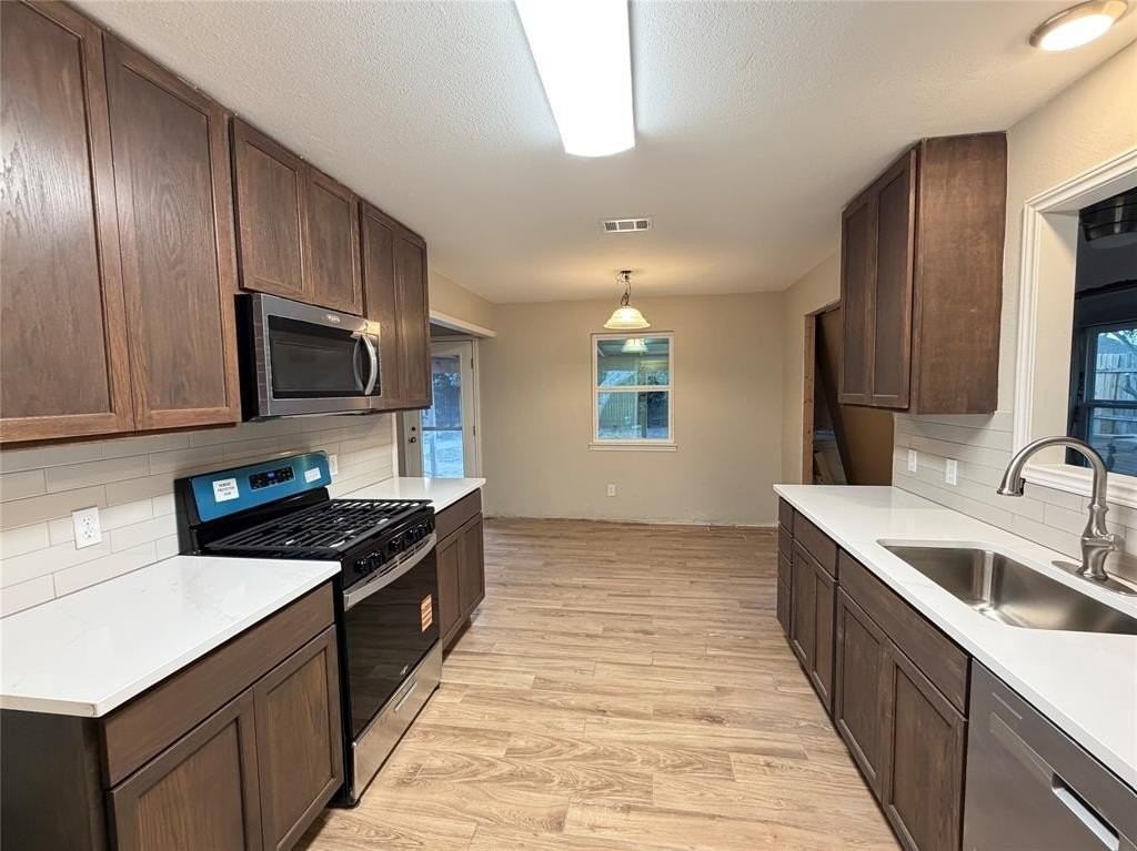 320 Gloria St - Photo 4 of 10