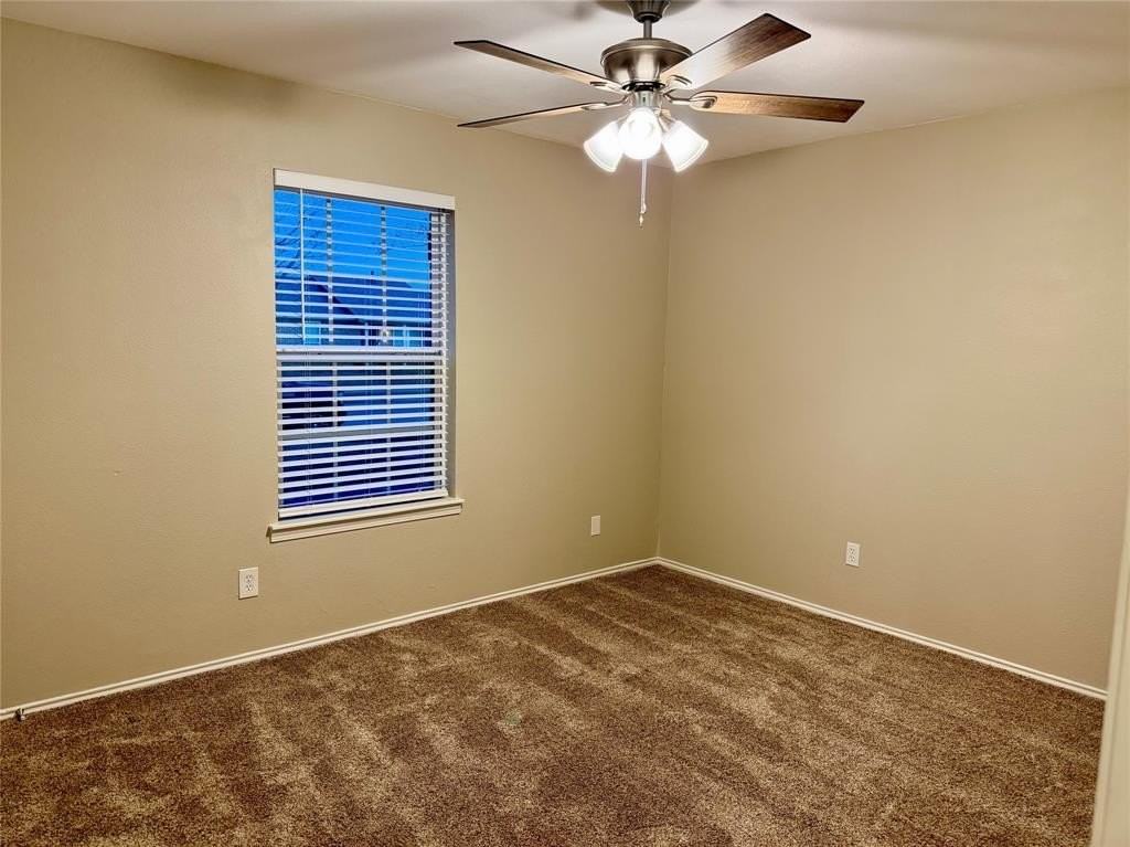 320 Gloria St - Photo 7 of 10