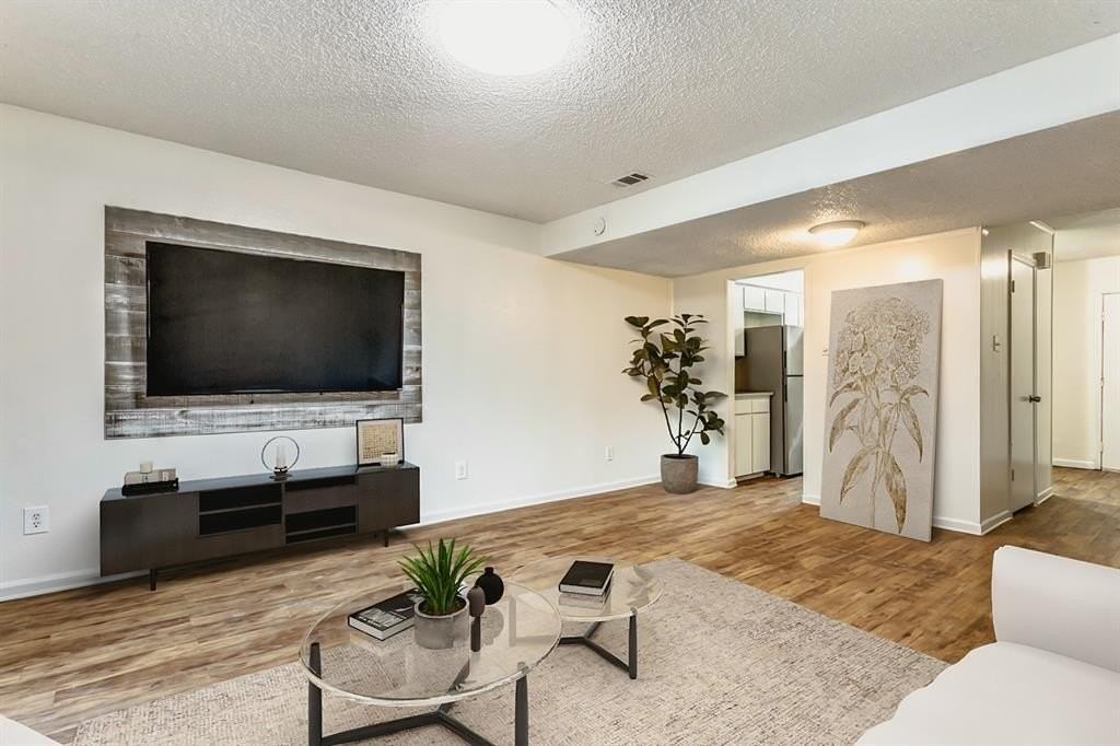 826 Wildwood Ln - Photo 3 of 19