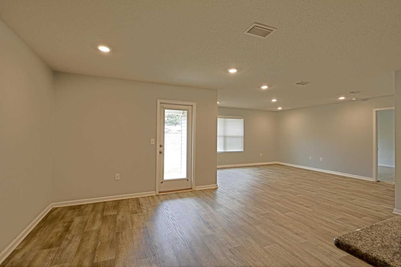 5747 Guinevere Ln - Photo 7 of 31