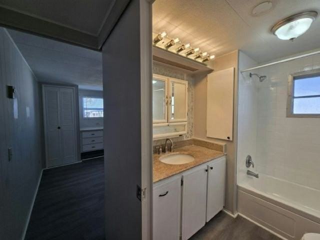 311 50th Avenue Plz W #102 - Photo 5 of 7