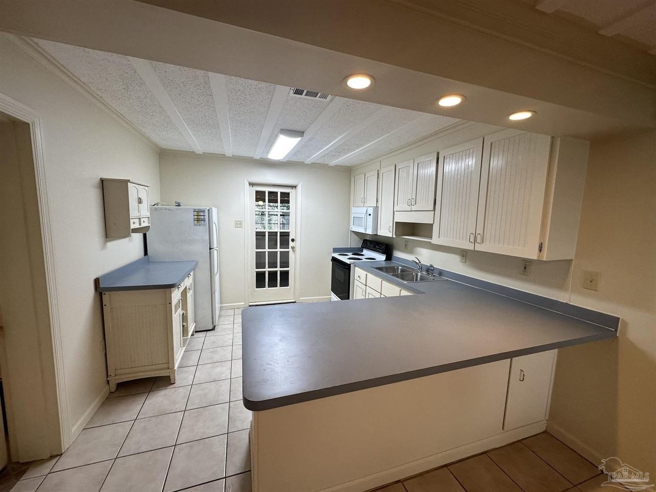 303 Colbert Ave - Photo 6 of 13