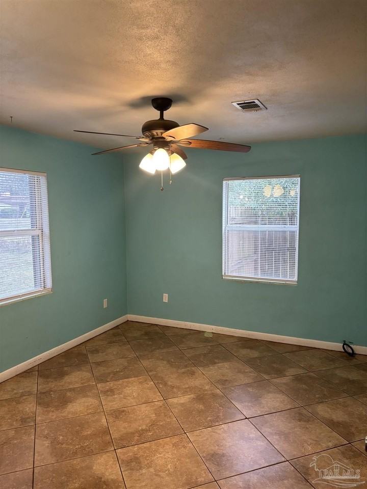 425 Rentz Ave - Photo 7 of 18