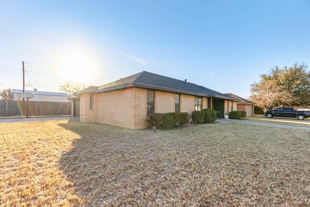 3701 Oakmont Dr - Photo 3 of 34