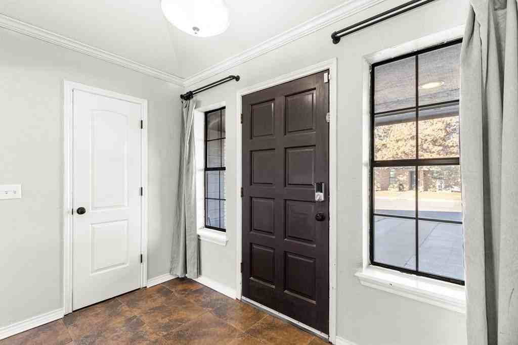 3701 Oakmont Dr - Photo 4 of 34