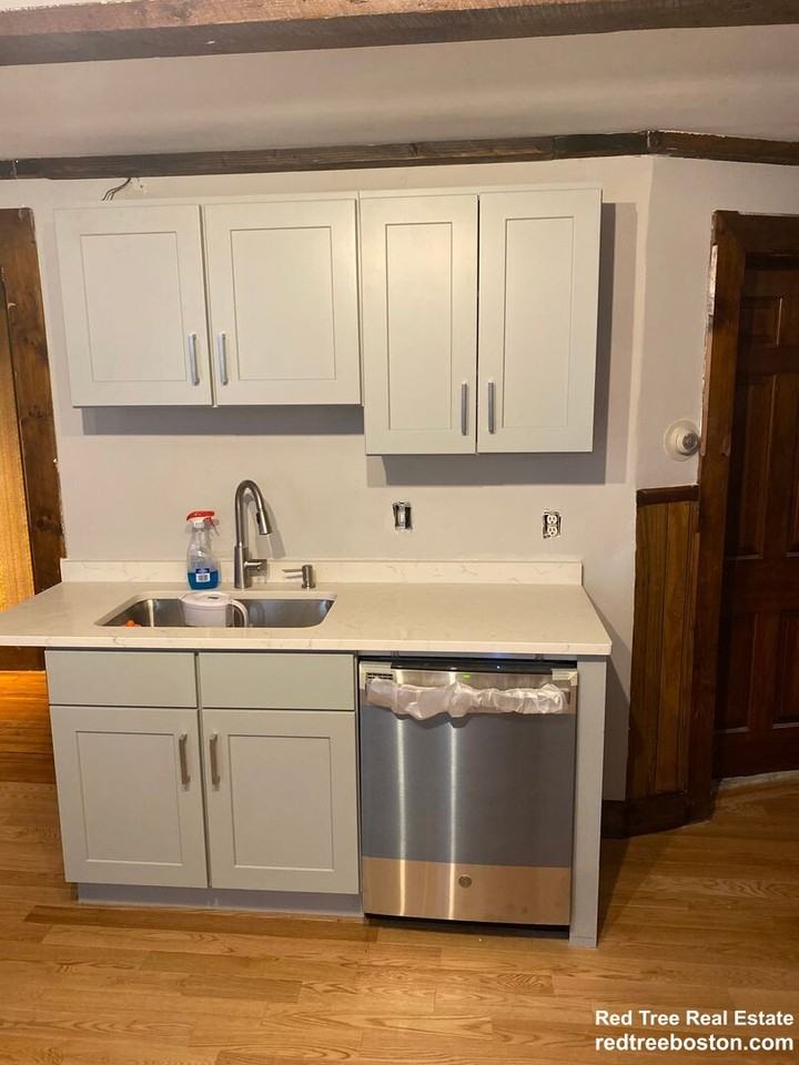 154 Calumet St #1 - Photo 5 of 23