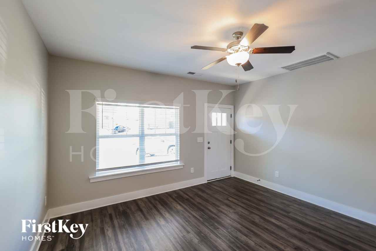 2762 Village Pl - Photo 4 of 15