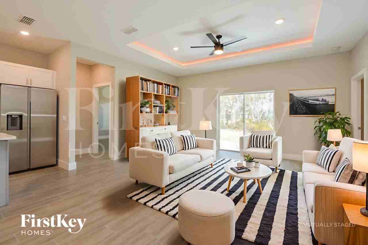 1521 Eloise Ct - Photo 3 of 18