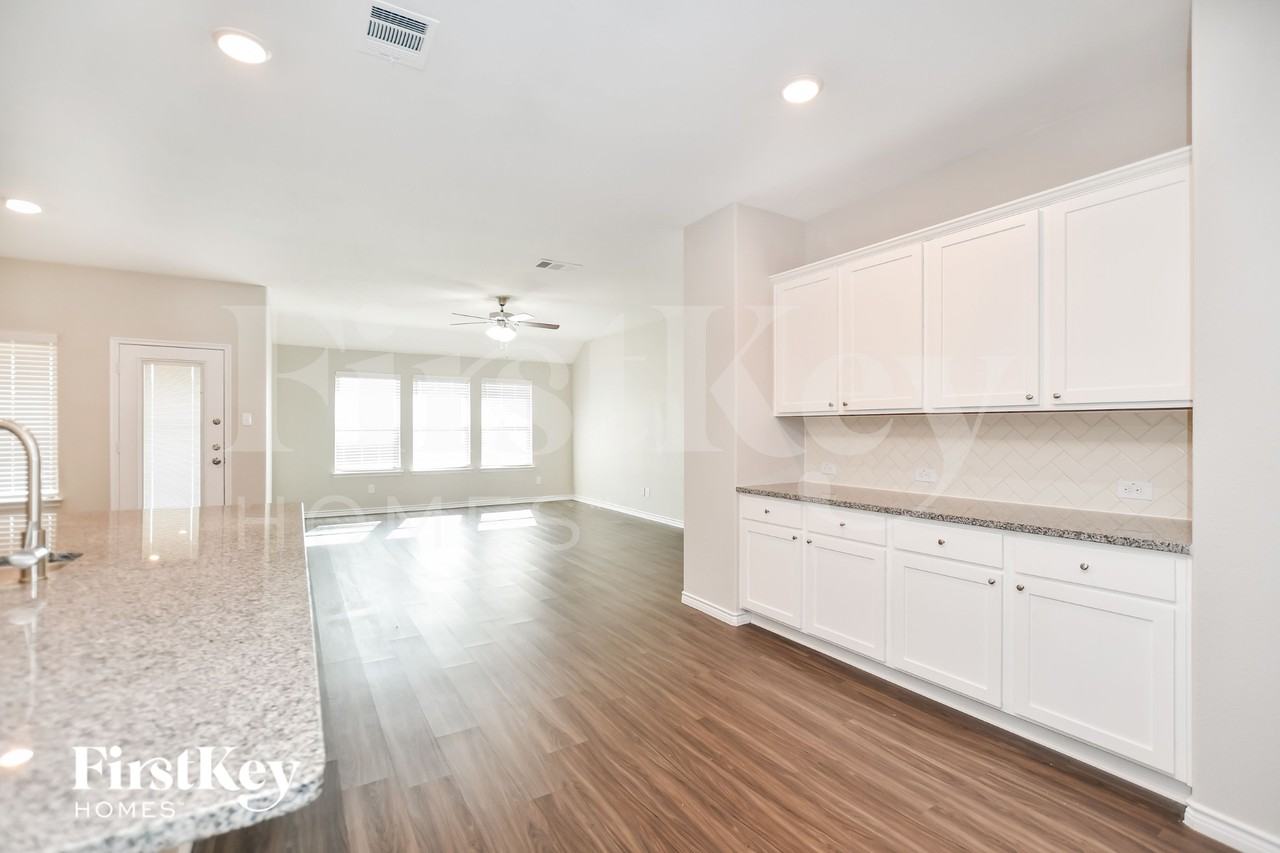 808 Fredericktown Dr - Photo 4 of 15