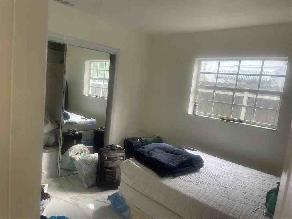 6250 Sw 9th St - Photo 6 of 11