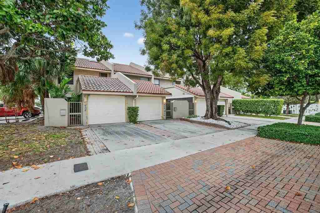 210 Washingtonia Ave - Photo 4 of 50