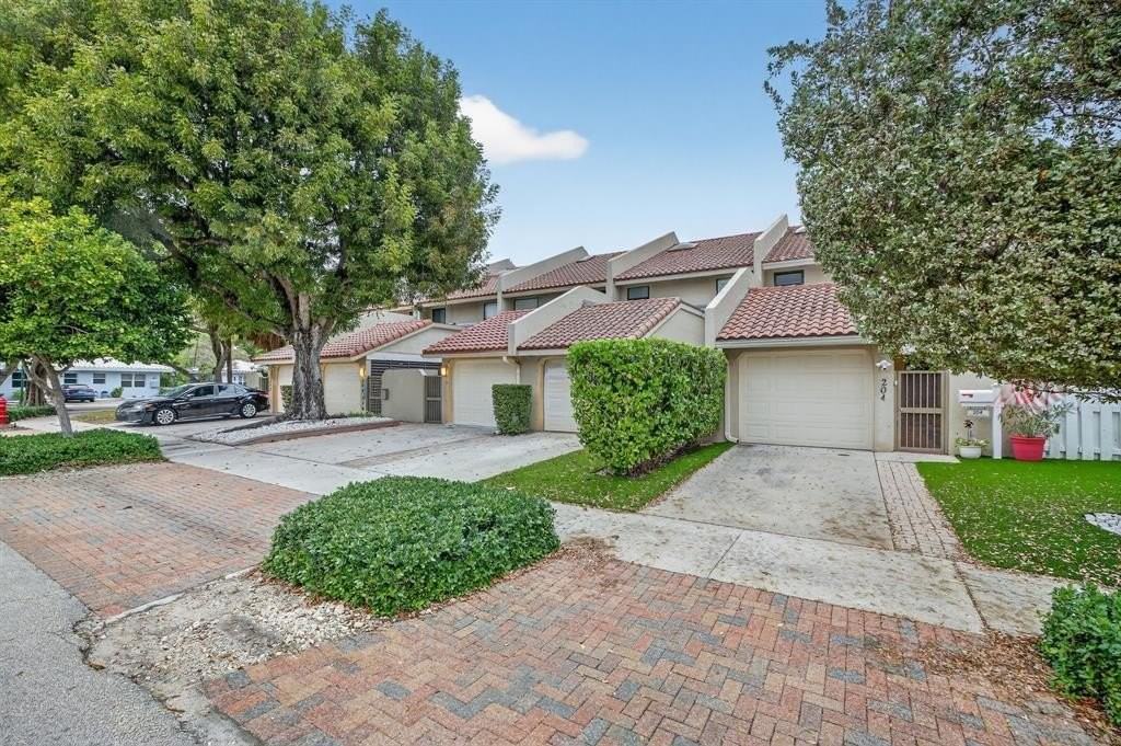 210 Washingtonia Ave - Photo 5 of 50