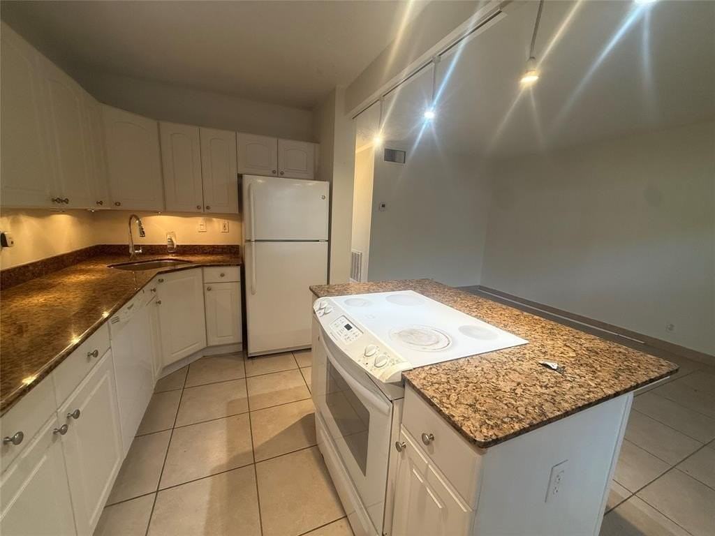 1414 Ne 5th Ter #4 - Photo 3 of 21