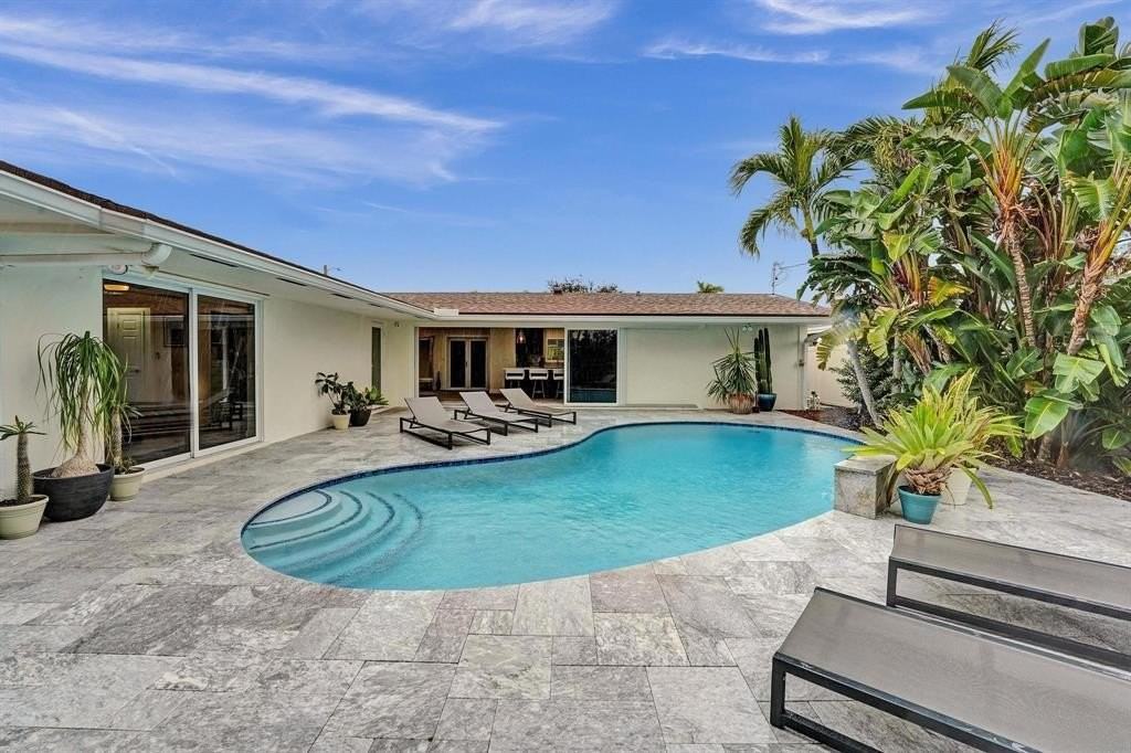 2030 Ne 62nd St - Photo 4 of 50