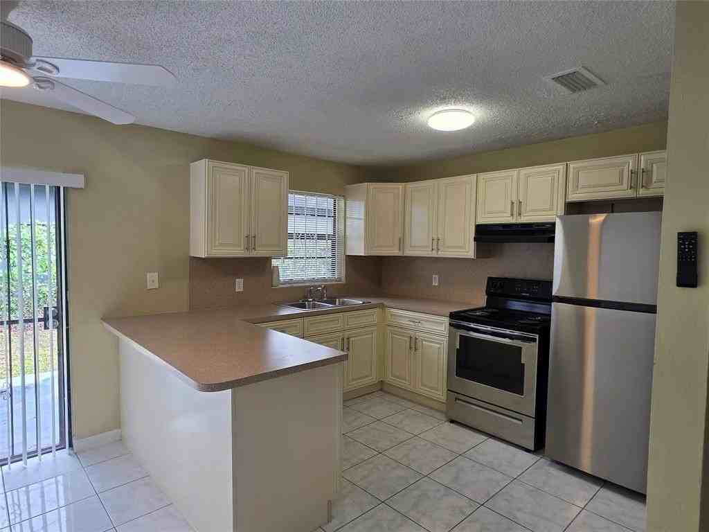 309 Ne 169th St - Photo 5 of 18