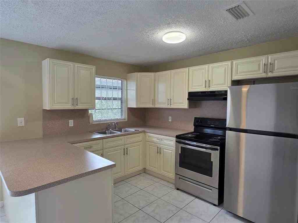 309 Ne 169th St - Photo 6 of 18