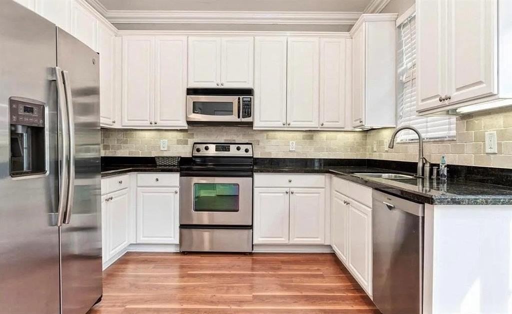 1084 Nw 18th Ave - Photo 6 of 20