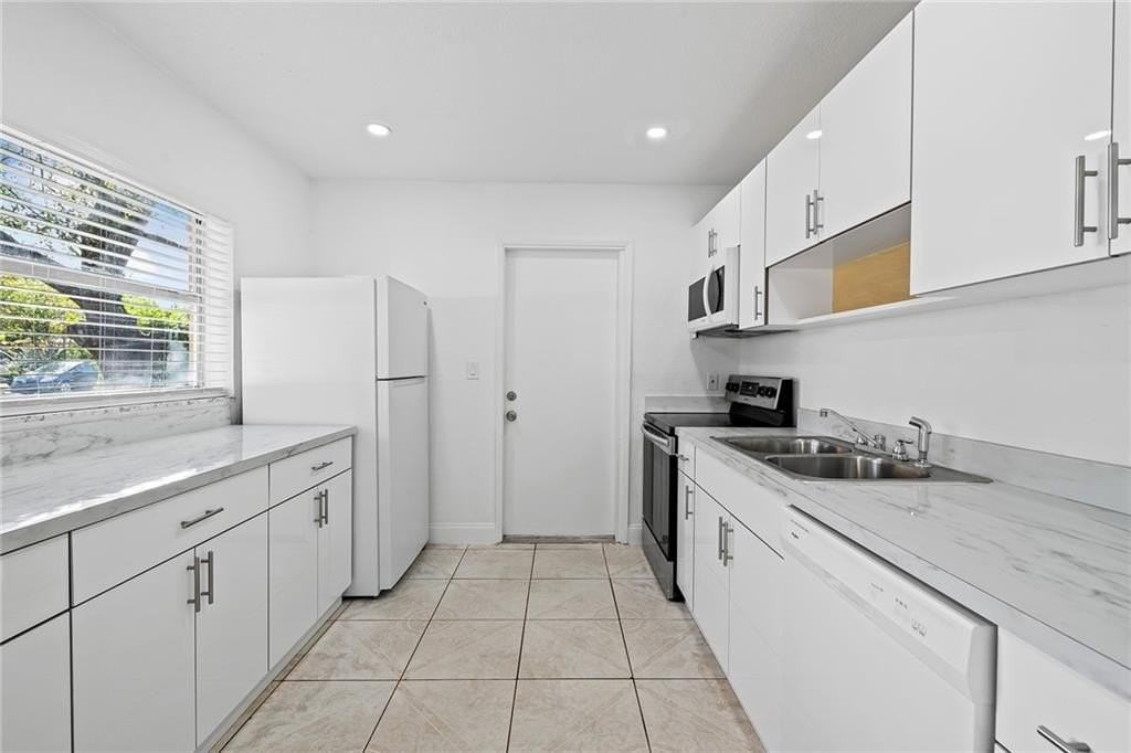 583 Nw 17th Pl #A - Photo 3 of 14