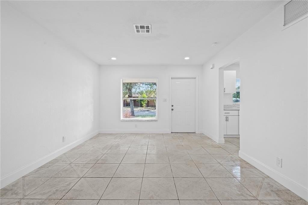 583 Nw 17th Pl #A - Photo 5 of 14