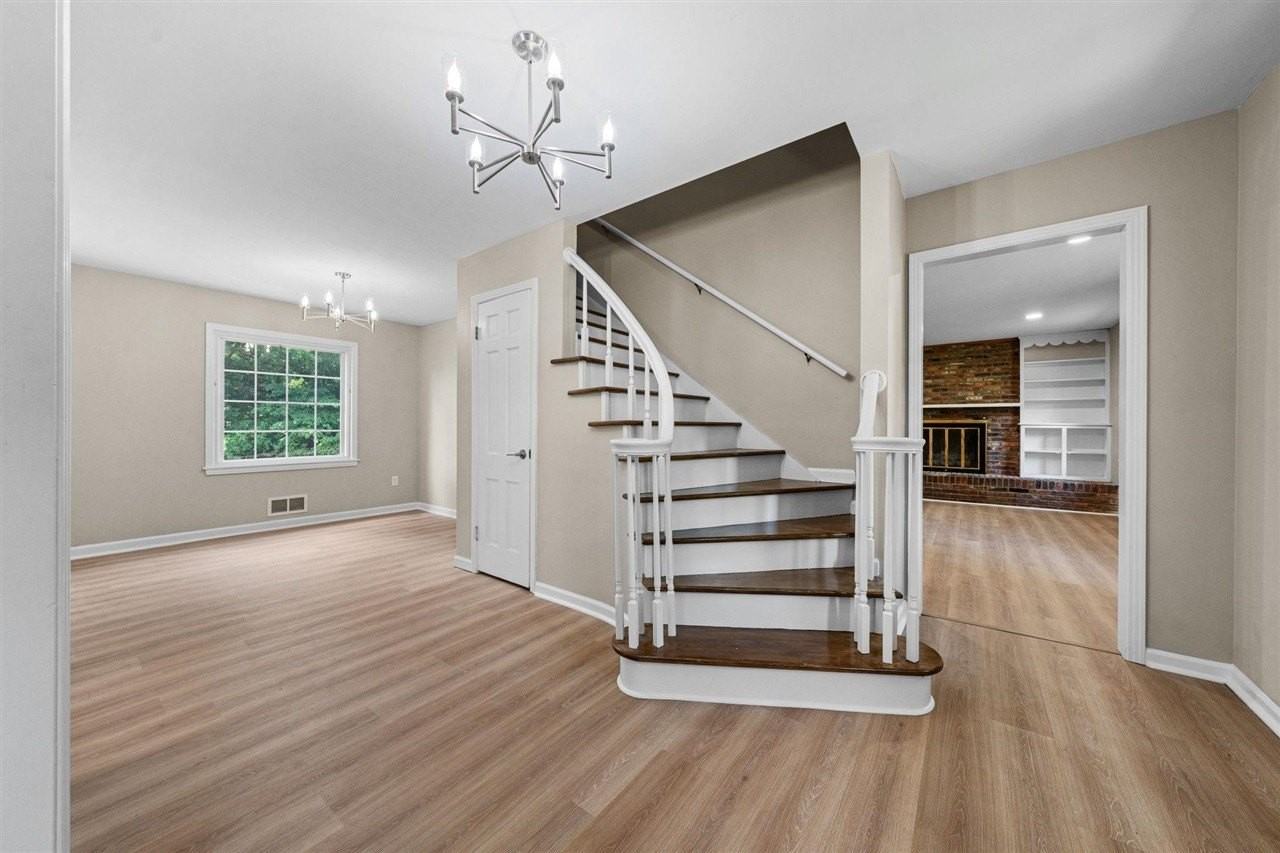 725 Temple Ct - Photo 3 of 33