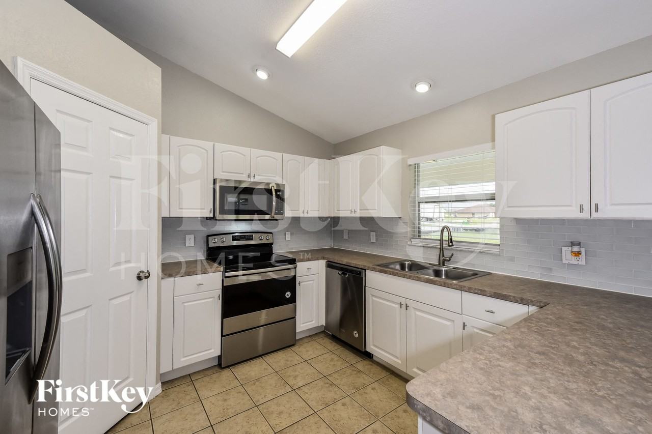 817 Ne 9th St - Photo 5 of 15