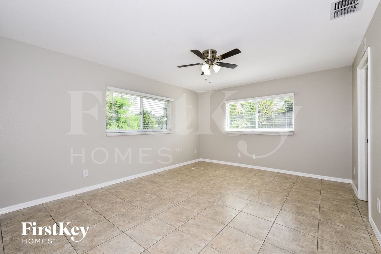 817 Ne 9th St - Photo 7 of 15