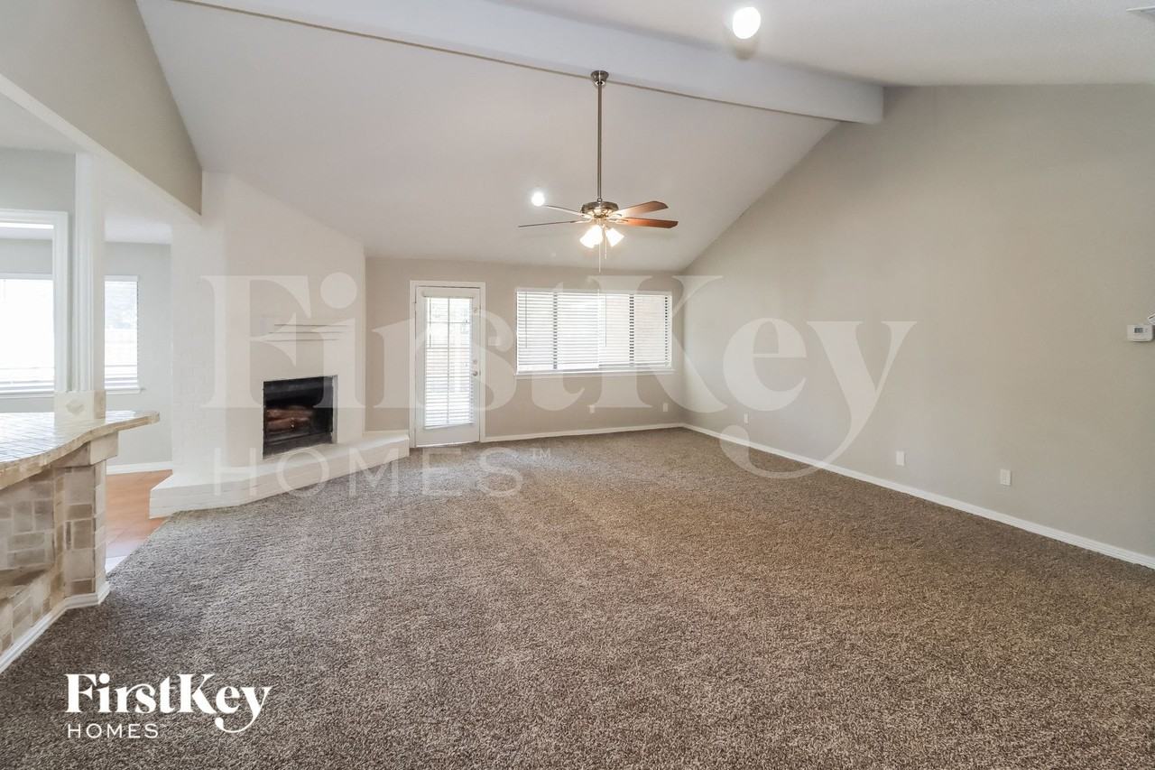 4317 Coventry Dr - Photo 3 of 15