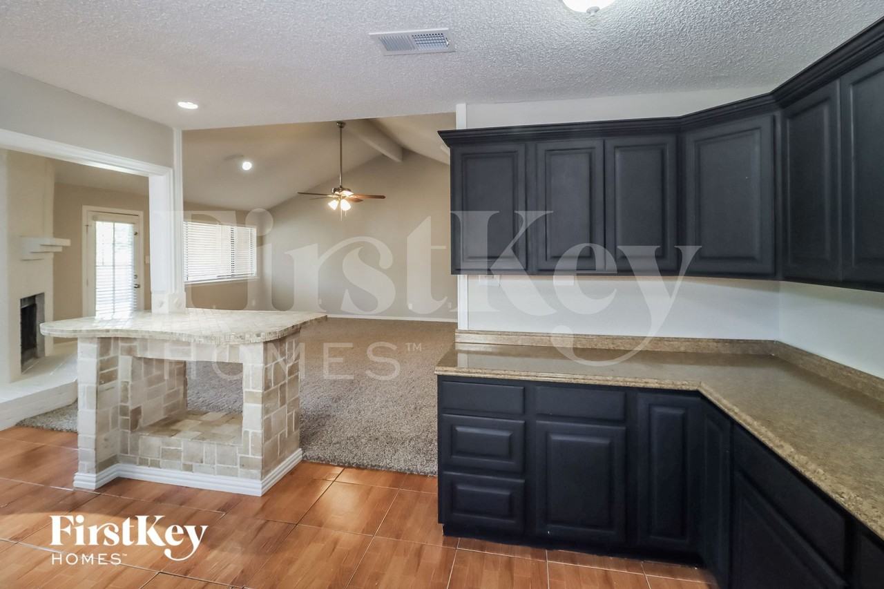 4317 Coventry Dr - Photo 6 of 15