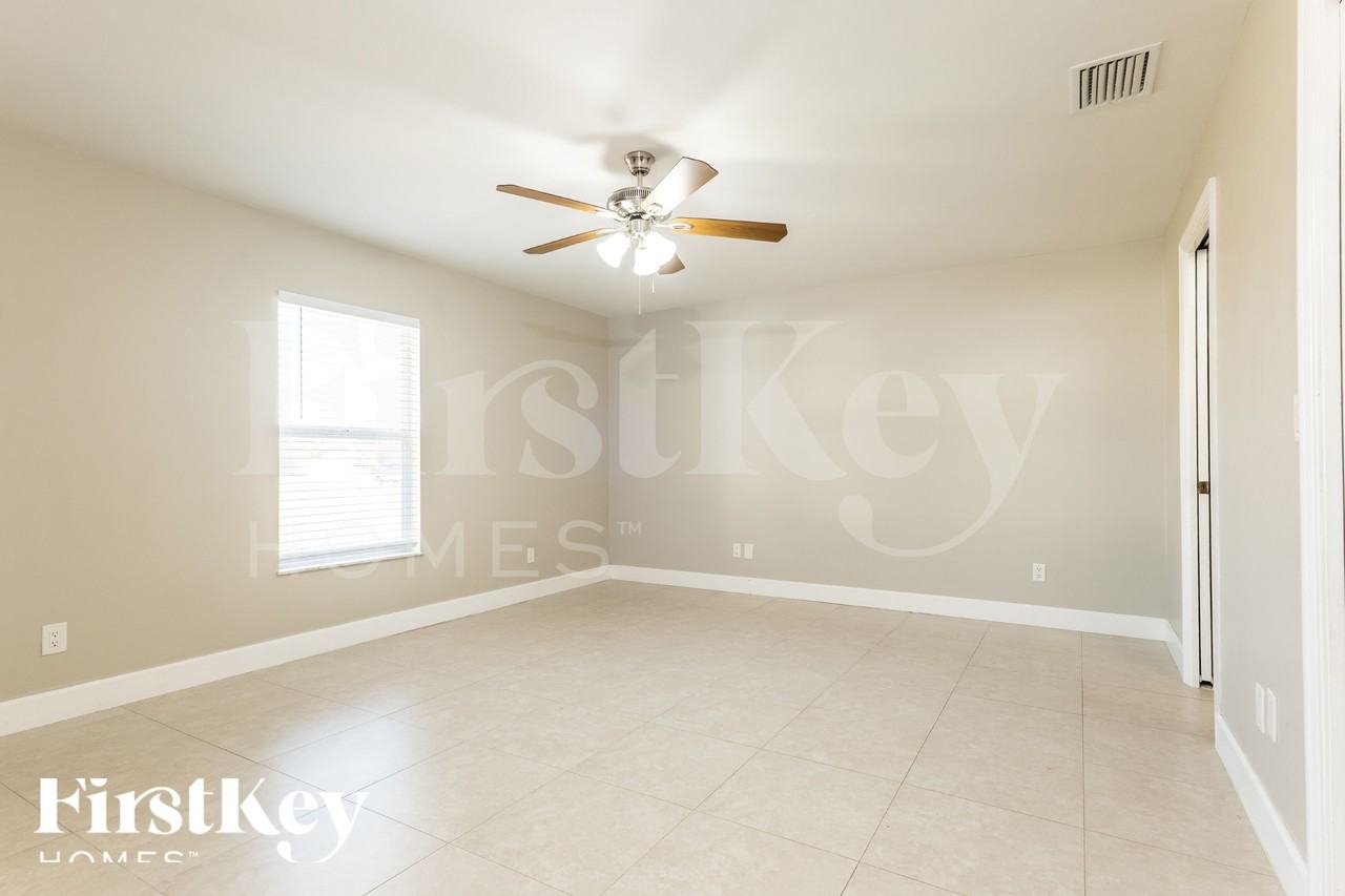 2031 Ne 9th Pl - Photo 4 of 19