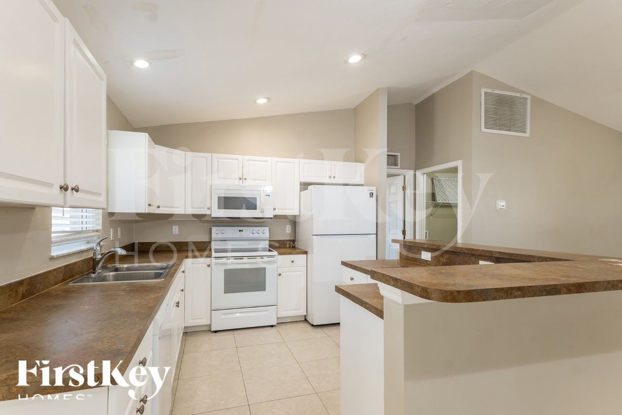 2031 Ne 9th Pl - Photo 7 of 19