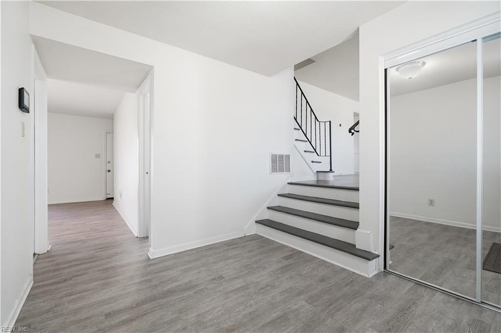 912 Amherst Ln - Photo 3 of 38