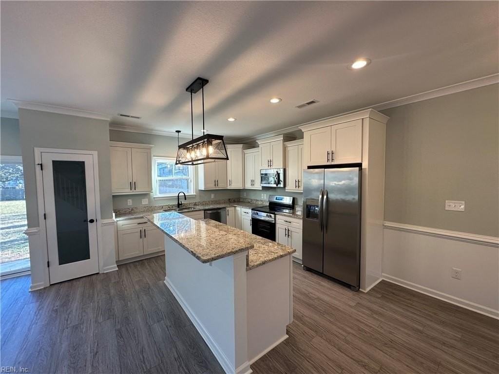 765 Sheppard Ave - Photo 4 of 32