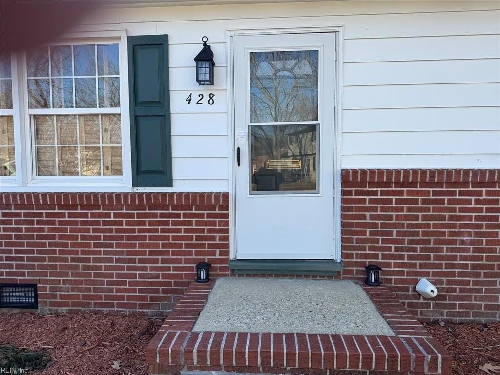 428 Berkshire Ter - Photo 2 of 14