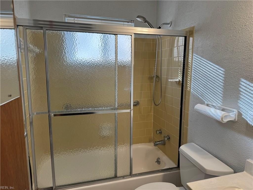 428 Berkshire Ter - Photo 6 of 14