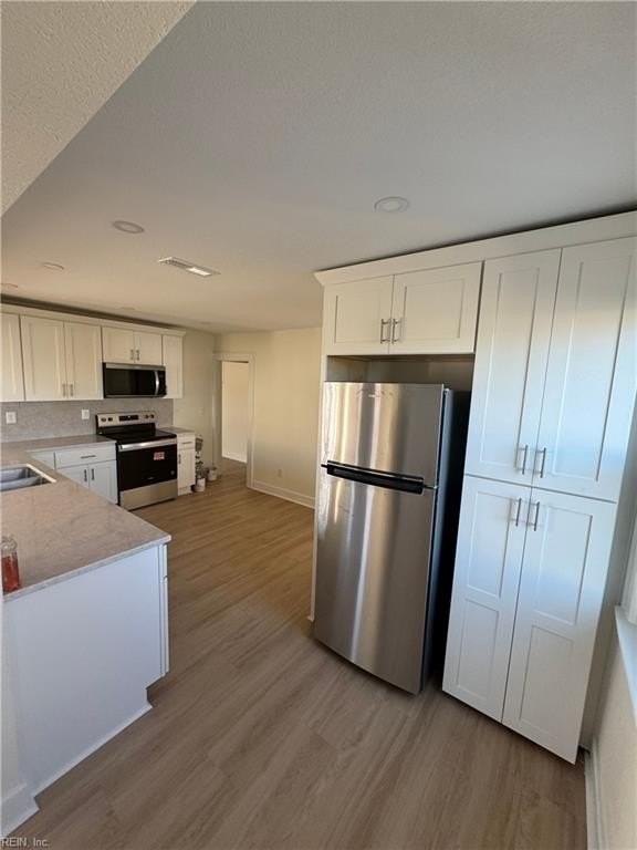 988 Albert Ave - Photo 3 of 18