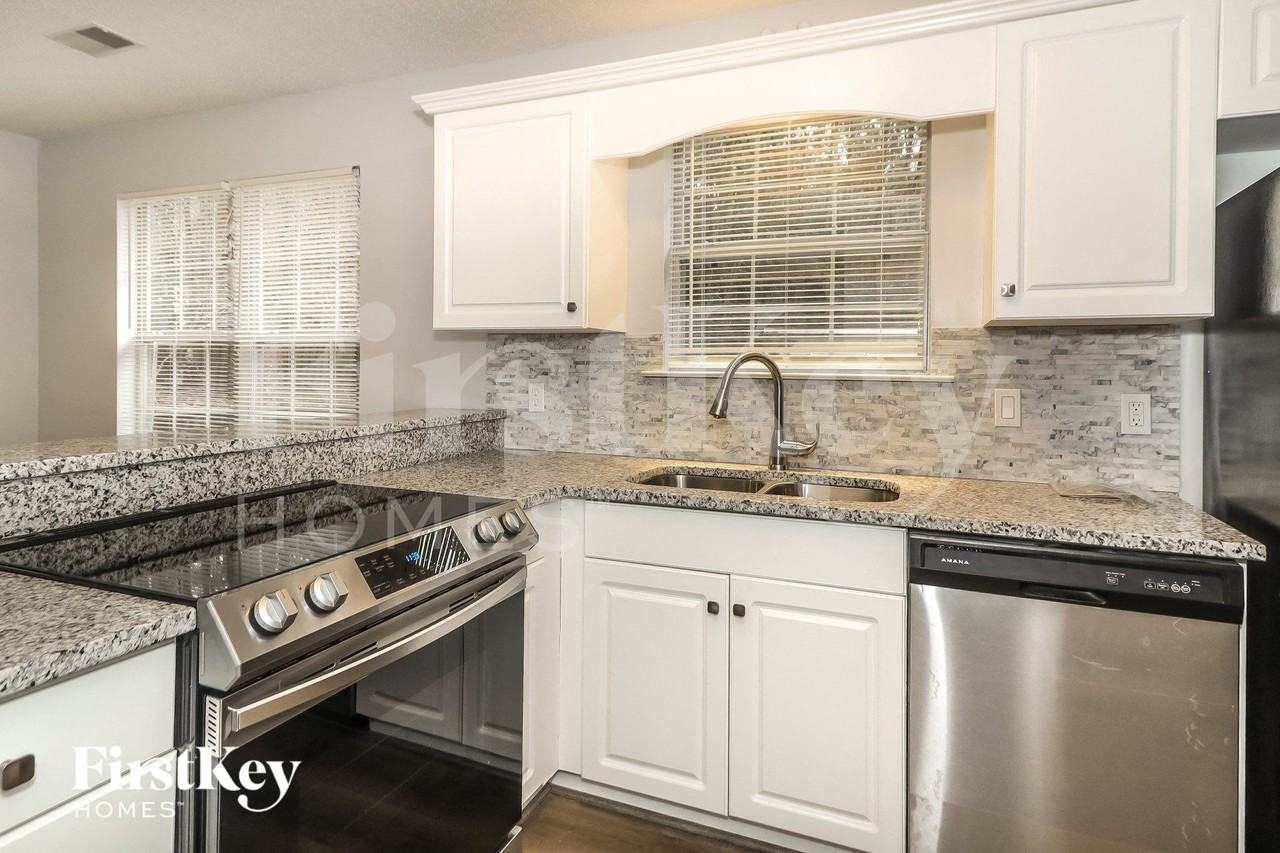 1450 Eaglecreek Trl - Photo 4 of 15