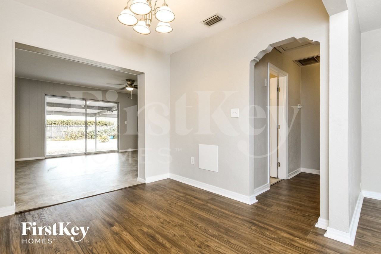 719 W Ohio Ave - Photo 4 of 15