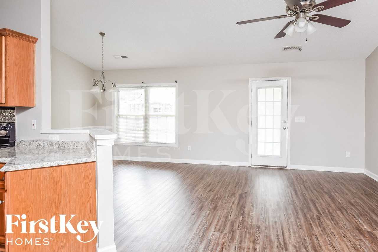 435 Stephanie Dr - Photo 3 of 15