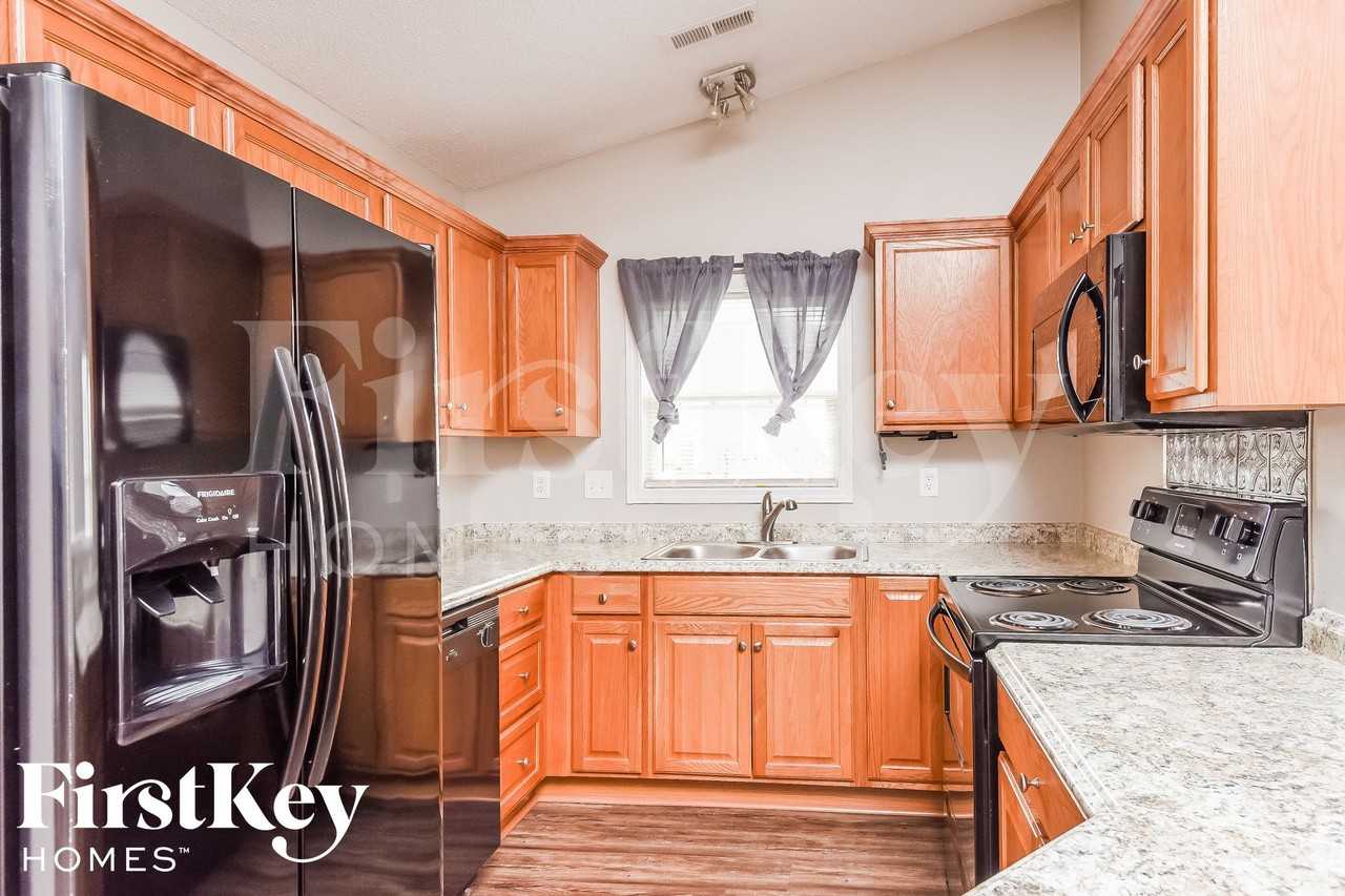 435 Stephanie Dr - Photo 4 of 15