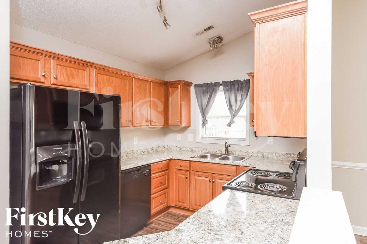 435 Stephanie Dr - Photo 5 of 15