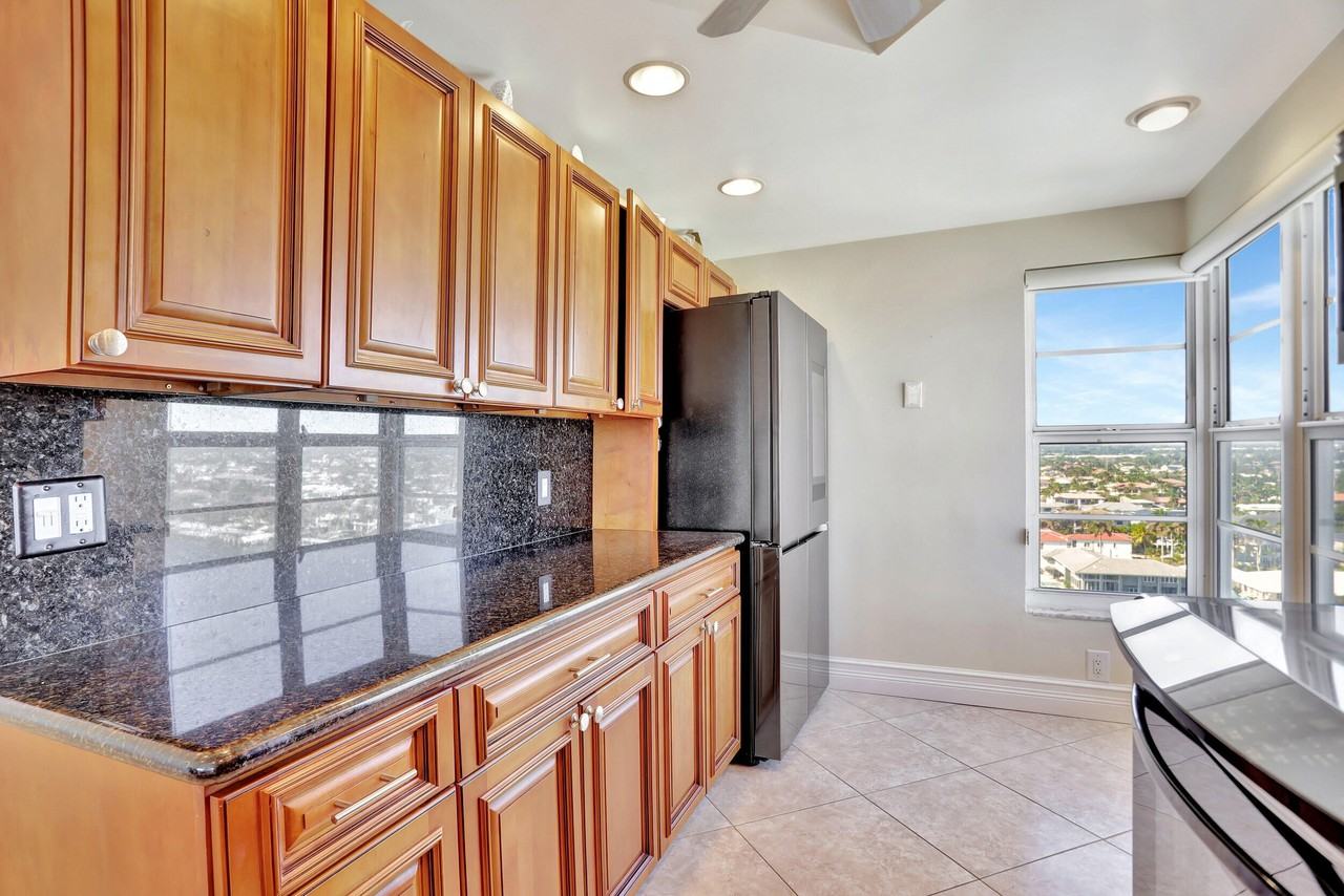 1021 Hillsboro Mile #1108 - Photo 4 of 50