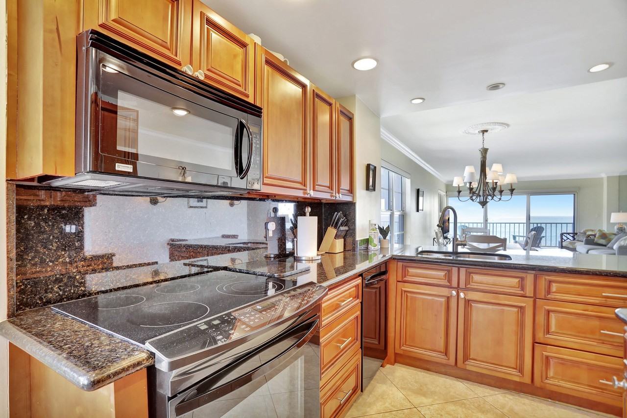 1021 Hillsboro Mile #1108 - Photo 6 of 50