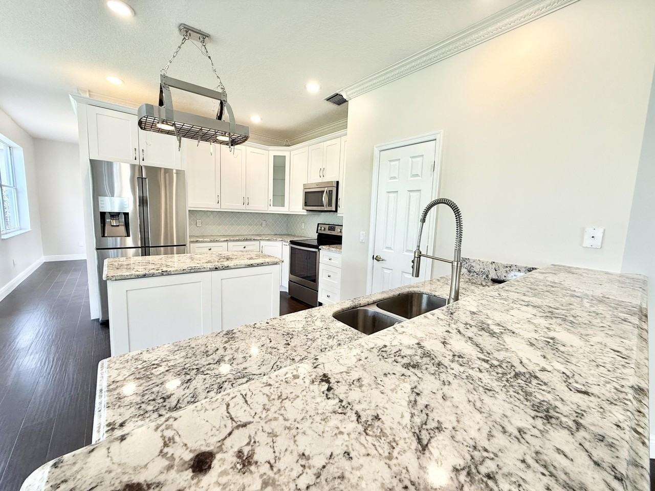 12902 Hyland Cir - Photo 6 of 47