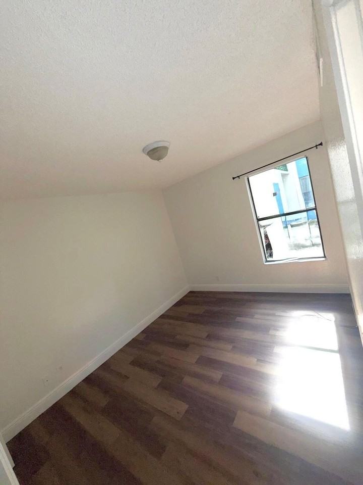 1481 Windorah Way #B - Photo 4 of 11