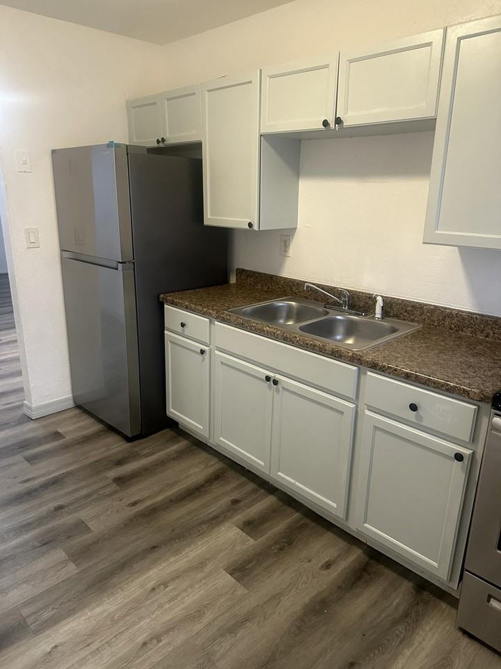 555 W 6th St #1 - Photo 5 of 14